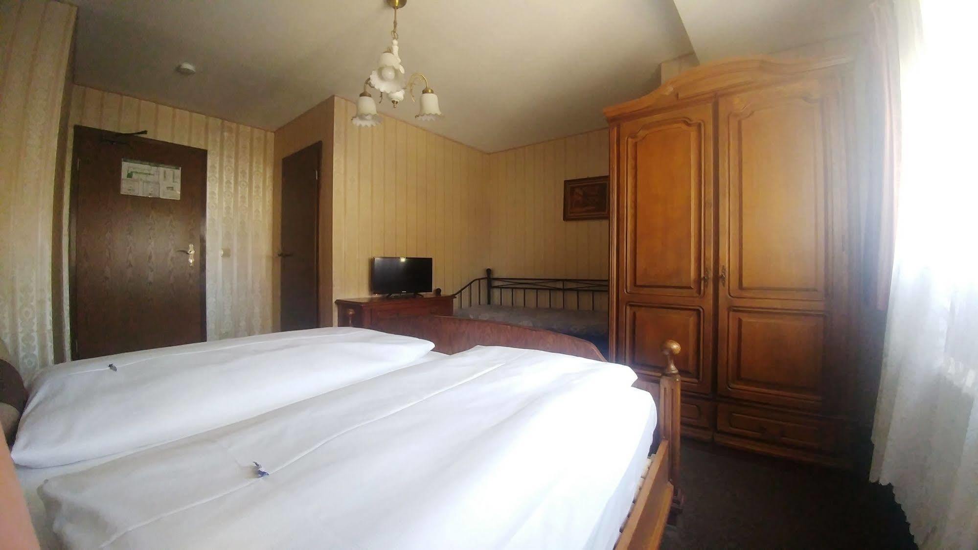 Hotel Schwarzer Adler 2*